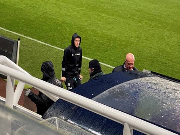 Tin bóng đá Anh 14/2: Người hùng Kieran Trippier chống nạng rời sân