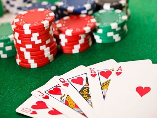 Thứ tự bài cao trong poker: Đứng đầu thủng phá sảnh