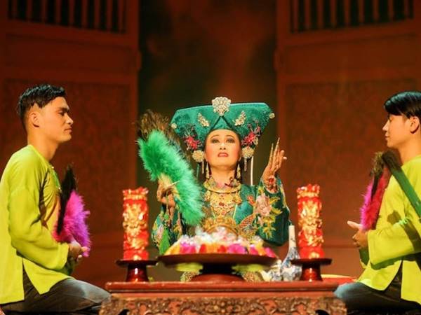 Mơ thấy hầu đồng có thể mang đến những điềm báo quan trọng trong cuộc sống. Tìm hiểu ý nghĩa tâm linh của giấc mơ này 2