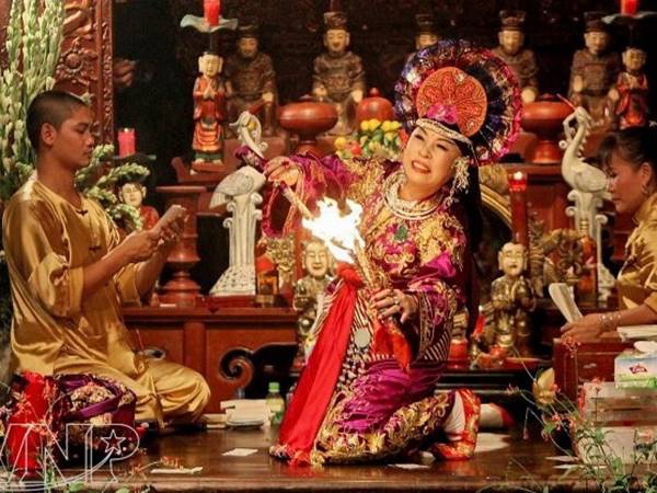 Ngủ mơ thấy hầu đồng mang điềm báo gì và giải mã ý nghĩa tâm linh