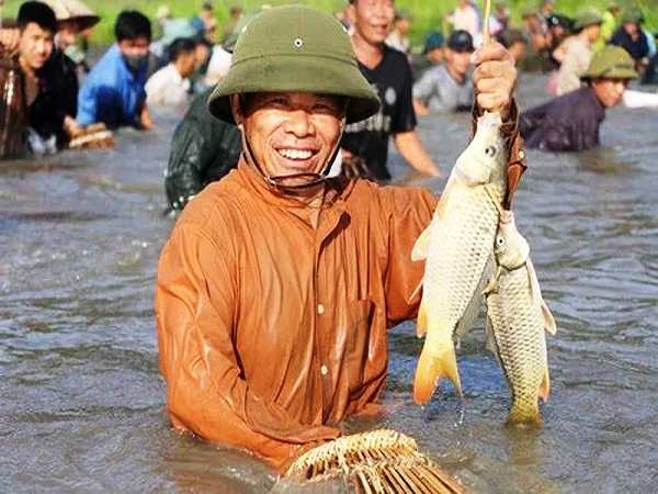 Nằm mơ thấy bắt cá đánh số gì may mắn phát tài