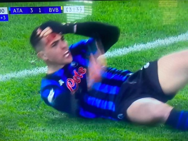 Ba thẻ đỏ và quả 11m định mệnh phút 90+8